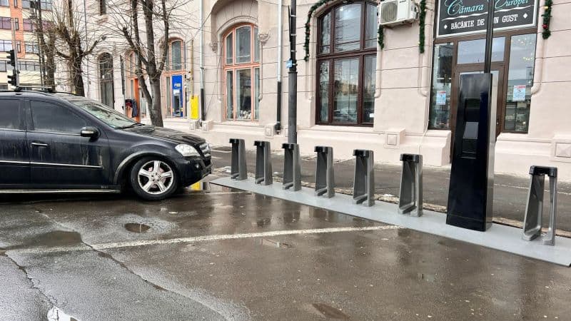 FOTO - Revolta șoferilor împotriva rastelurilor pentru biciclete care au împânzit Sibiul - ”Au spus să vindem mașinile dacă nu avem unde parca”