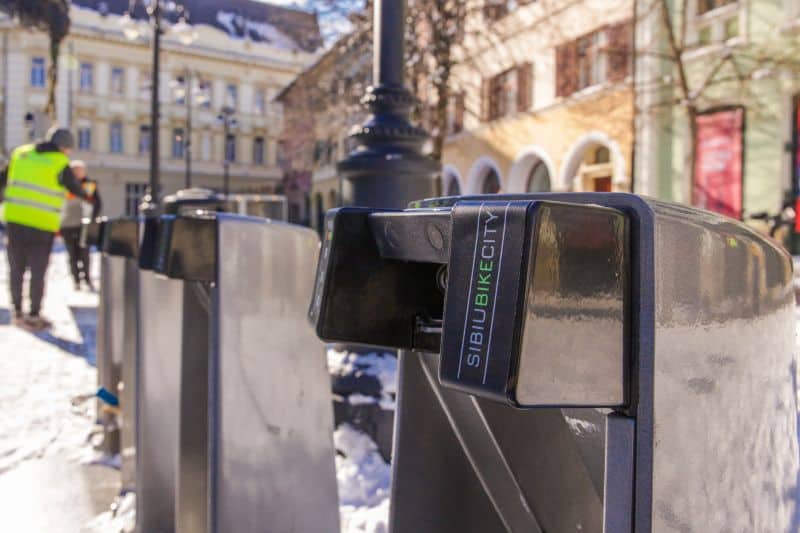 FOTO - Revolta șoferilor împotriva rastelurilor pentru biciclete care au împânzit Sibiul - ”Au spus să vindem mașinile dacă nu avem unde parca”