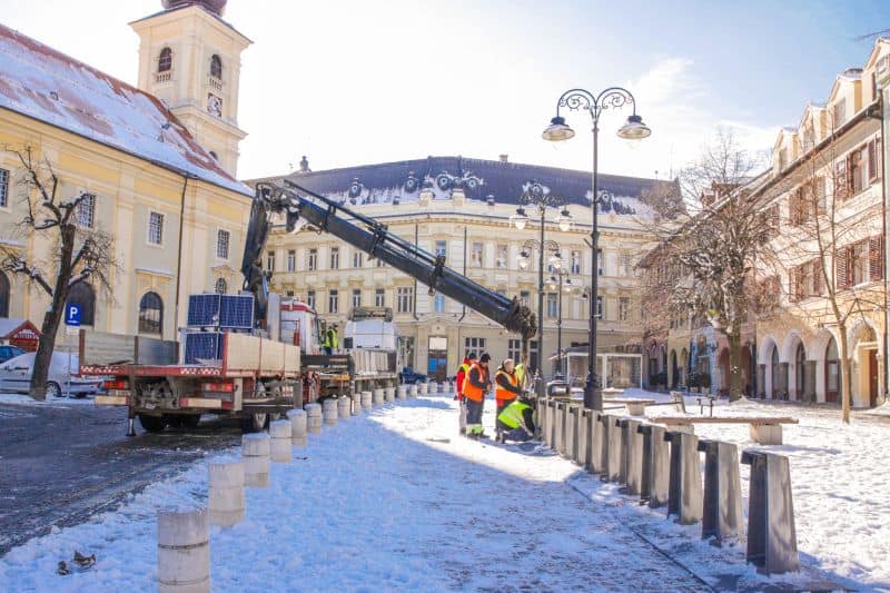 FOTO - Revolta șoferilor împotriva rastelurilor pentru biciclete care au împânzit Sibiul - ”Au spus să vindem mașinile dacă nu avem unde parca”