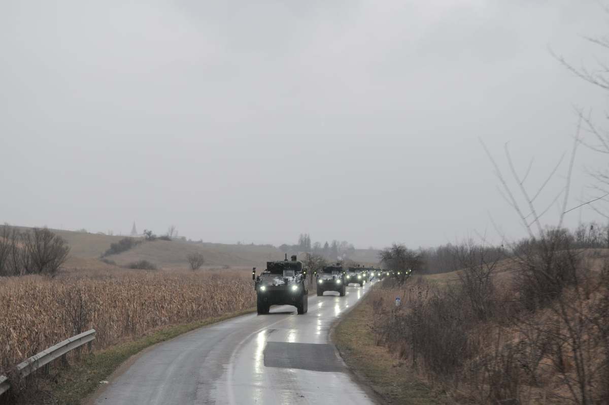 foto - convoaie militare se îndreaptă spre cincu pe valea oltului - participă la exerciții de pregătire