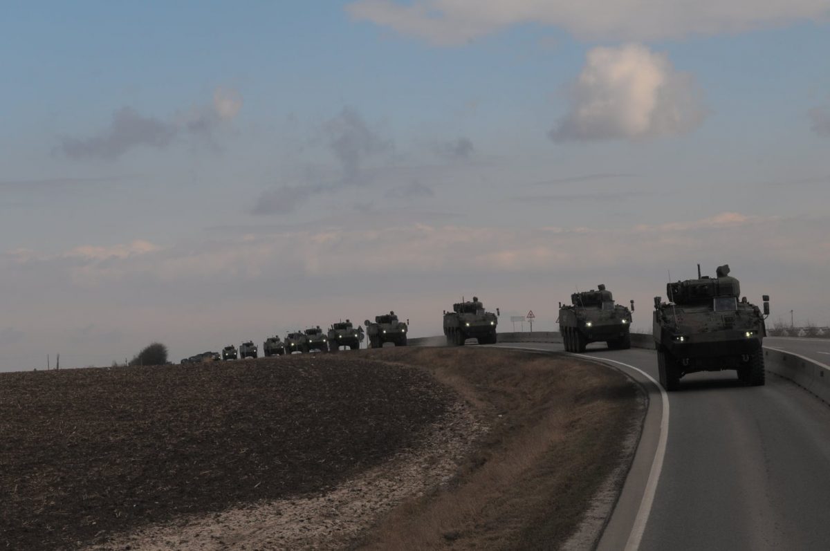 foto - convoaie militare se îndreaptă spre cincu pe valea oltului - participă la exerciții de pregătire