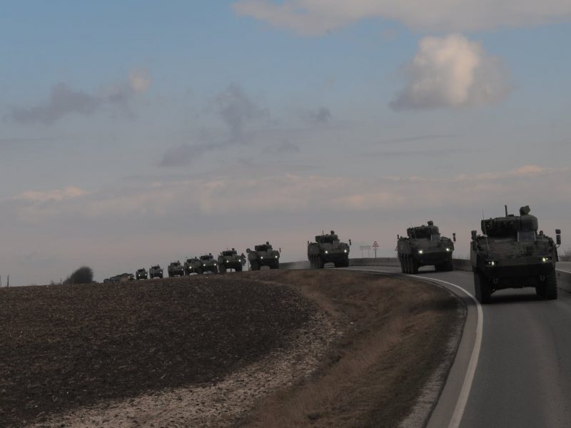 foto - convoaie militare se îndreaptă spre cincu pe valea oltului - participă la exerciții de pregătire