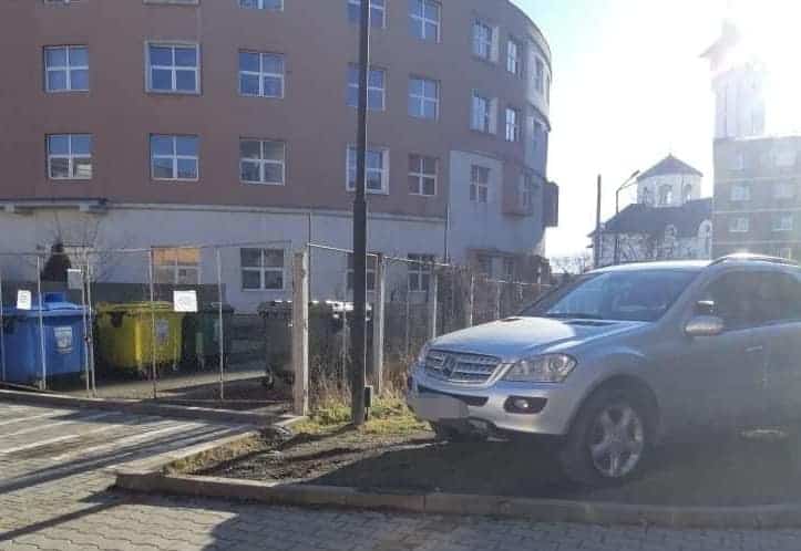 foto avrigean amendat după ce a parcat mașina pe spațiul verde