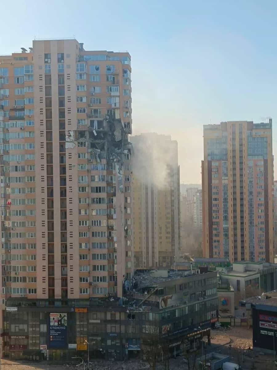 foto video o rachetă rusească a lovit un bloc de locuinţe din kiev