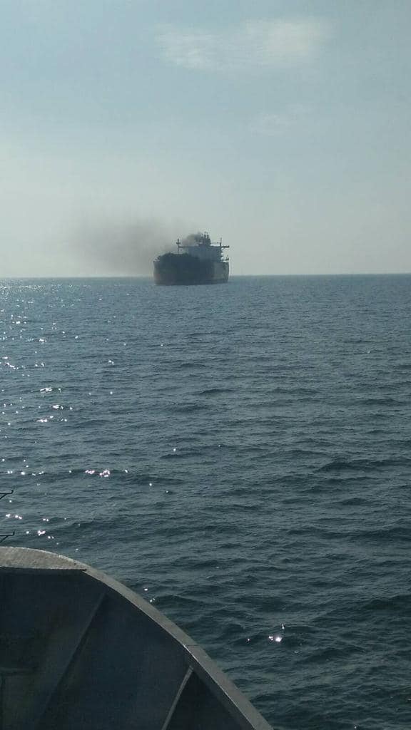 foto un vas sub pavilion moldovenesc, cu echipaj rus, a fost lovit de un obuz