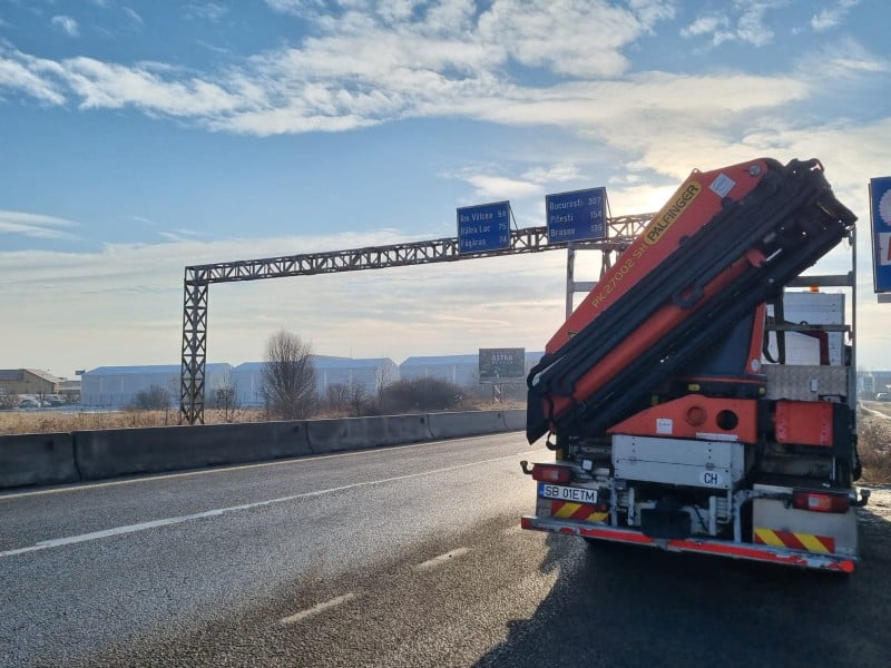 video foto trafic deviat pe dn 1, la şelimbăr - se demontează un panou rutier