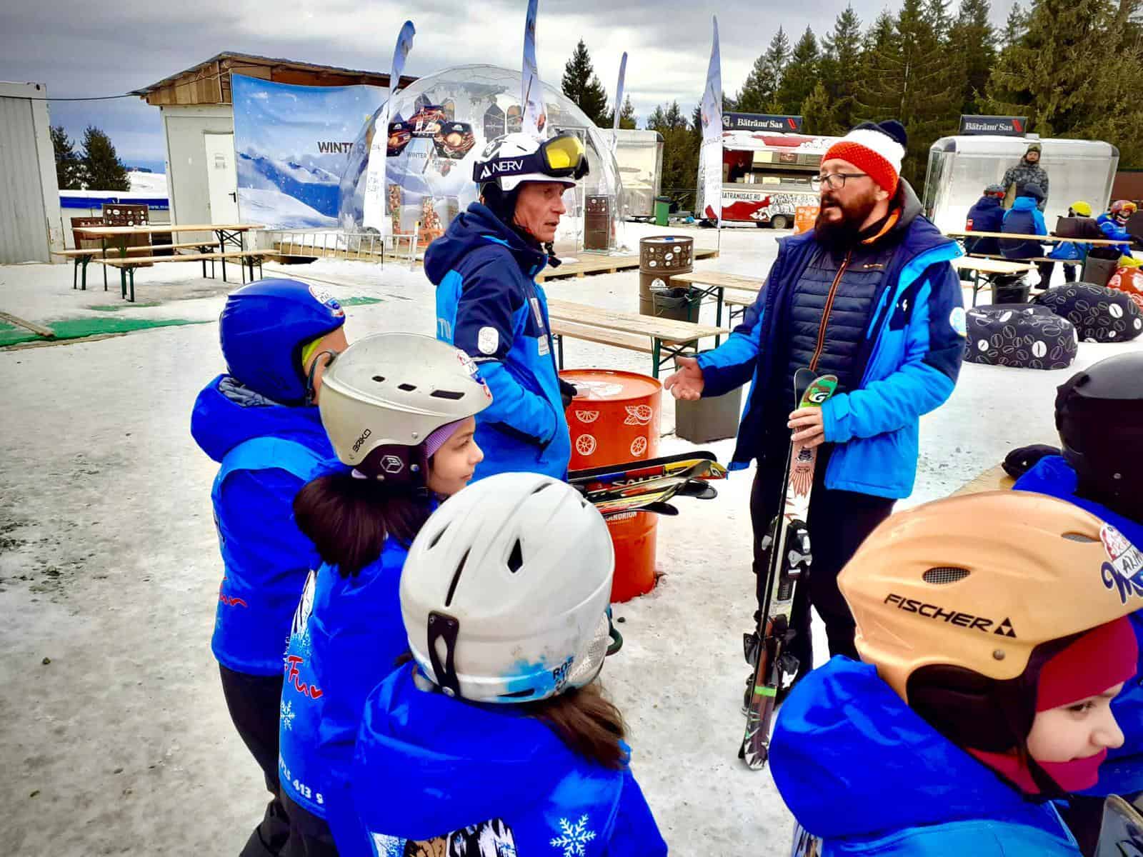 foto copii nevoiaşi învaţă să schieze cu ajutorul crucii roşii sibiu