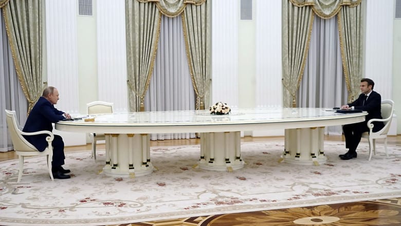 masa la care i-a primit putin pe liderii europeni are 25 de ani și a fost construită în italia