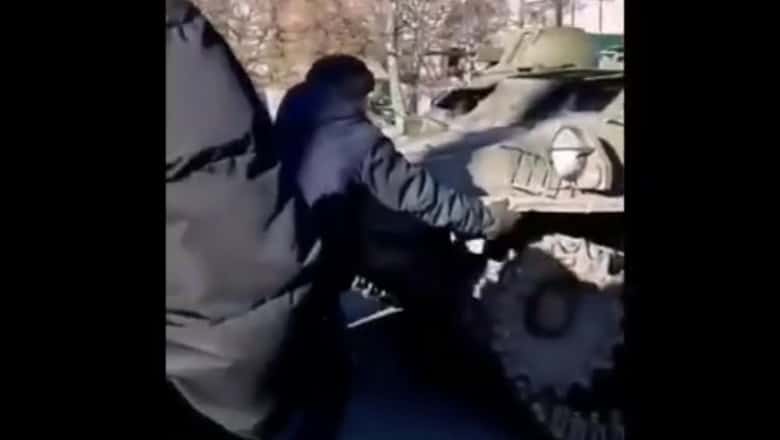 video imagini cutremurătoare - ucrainenii încearcă să oprească tancurile ruseşti cu mâinile goale