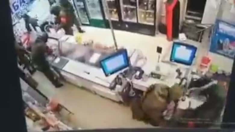 video militarii ruşi au început să fure din magazine în ucraina