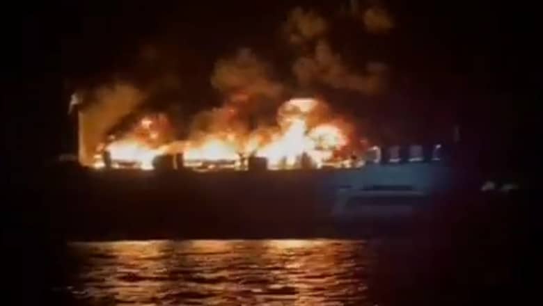 video feribot cu aproape 300 de persoane la bord cuprins de flăcări