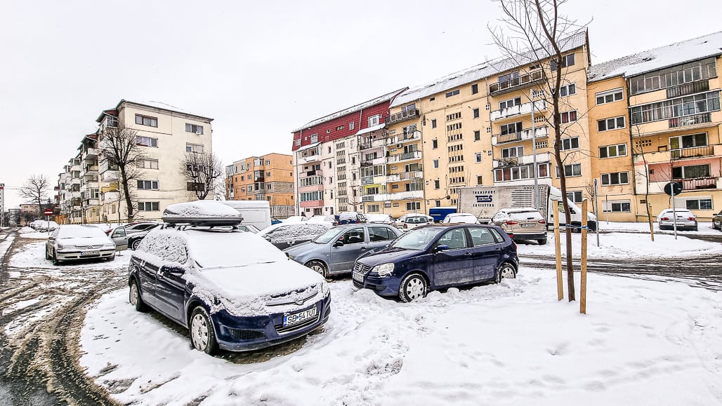 video foto locuitorii de pe mihai viteazu se plâng de noile parcări - ”fiecare pune mașina cum vrea, și drept, și oblic”