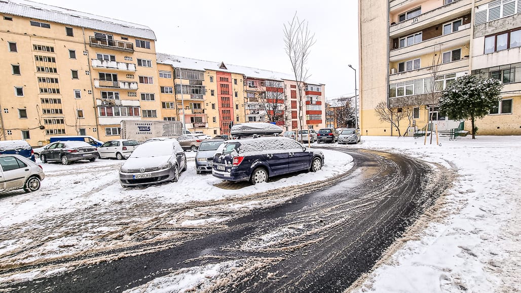 video foto locuitorii de pe mihai viteazu se plâng de noile parcări - ”fiecare pune mașina cum vrea, și drept, și oblic”