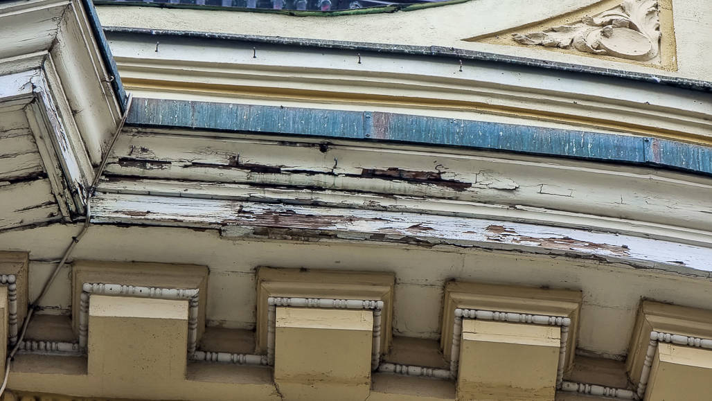 video foto sediul primăriei se degradează vizibil - se desprind bucăți de lemn din acoperiș