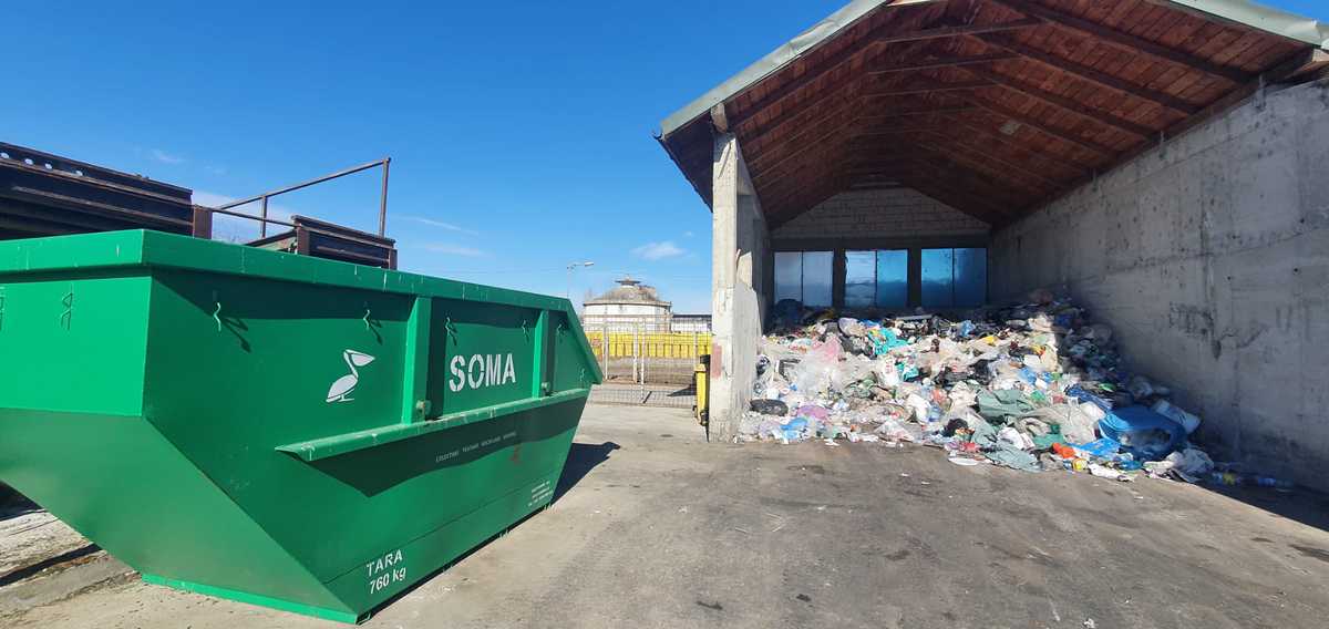 foto – soma s-a apucat de treabă în avrig și localitățile învecinate. țara oltului produce 400 de tone de deșeuri în fiecare lună