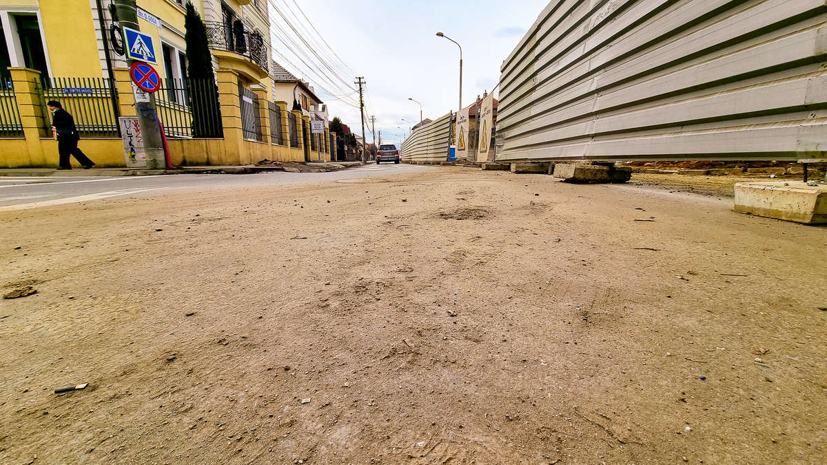 video foto șantierele sibiului la “raport” - străzile de lângă stadionul municipal, pline de noroi - goga arată ca după război