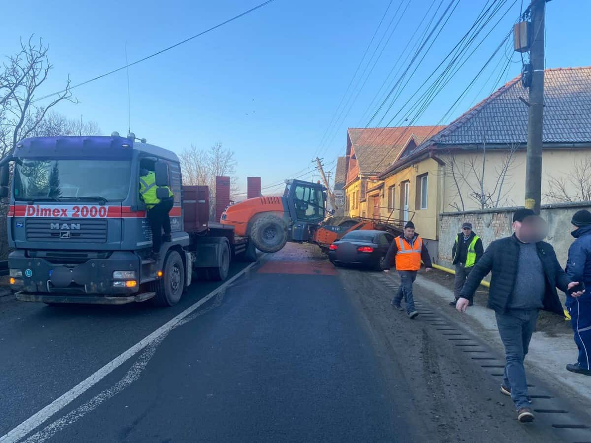 foto trafic blocat pe dn14 la slimnic - un compactor a căzut de pe platforma unui tir