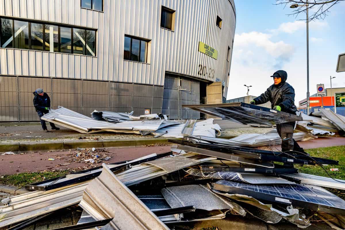 foto furtuna eunice a ucis 13 oameni în marea britanie - vânt de 200 km la oră și valuri de nouă metri în franța