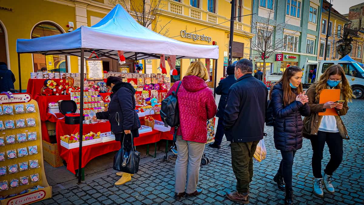 foto video liber la ” kitsch-uri” în centrul sibiului – ”vedetele”, ursuleți cu inimioare și statuete cu elfi la 300 de lei