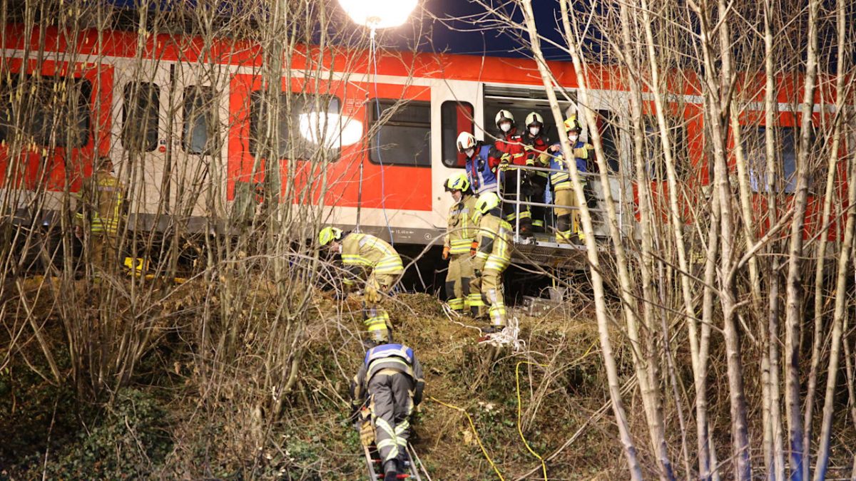 video - cel puțin un mort și mai mulți răniți - accident feroviar produs în germania