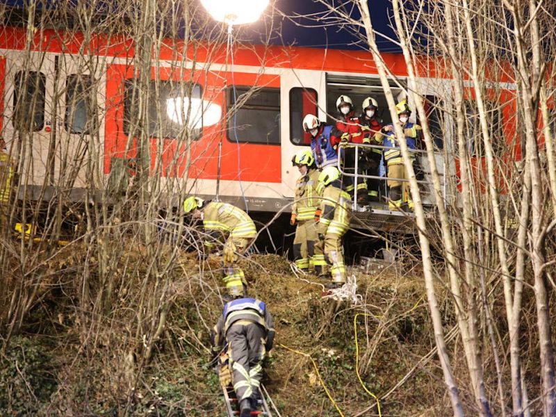 video - cel puțin un mort și mai mulți răniți - accident feroviar produs în germania