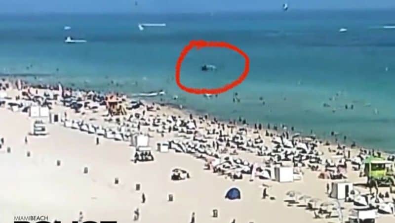 video un elicopter s-a prăbușit în apă, printre oamenii care înotau