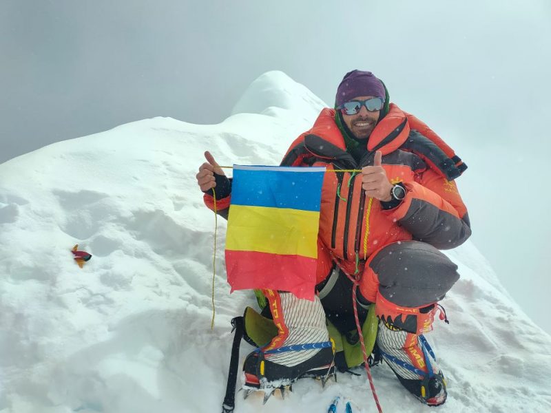 un alpinist român va escalada două dintre cele mai înalte vârfuri ale lumii în numai 24 de ore - printre ele şi everestul