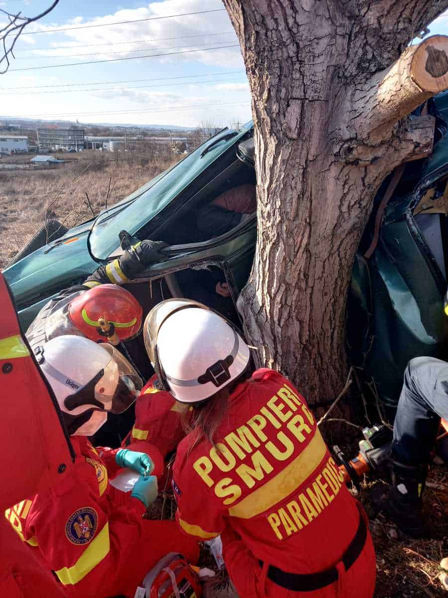accident mortal la ieșirea din sibiu spre agnita - șoferul a lovit un copac și s-a răsturnat