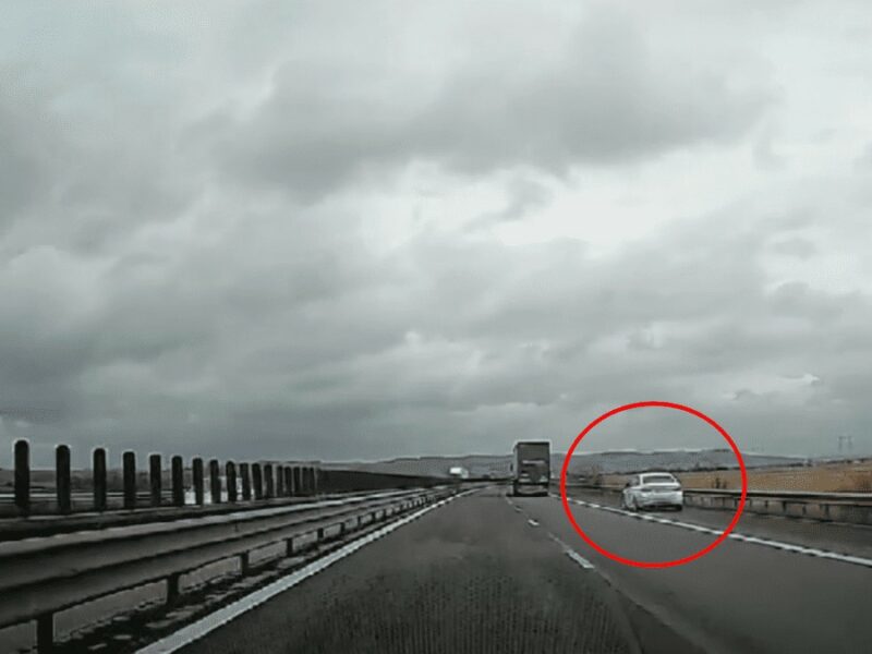 video: teribilist filmat când depășește tir-uri pe banda de urgență pe autostradă la sibiu