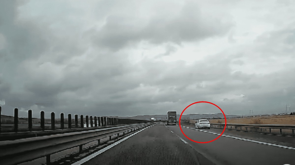 VIDEO: Teribilist filmat când depășește TIR-uri pe banda de urgență pe autostradă la Sibiu