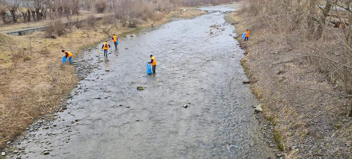 foto: râul avrig, sufocat de gunoaie - primăria promite că va aplica amenzi usturătoare