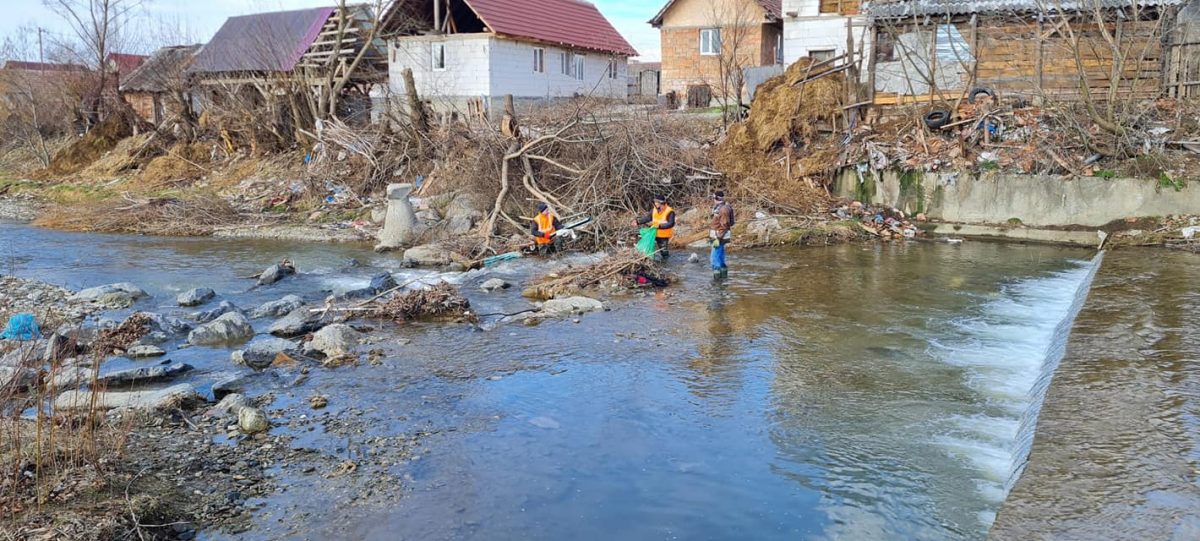 Avrig, una dintre localitățile unde canalizarea menajeră se deversează în râu. Primar: „Monitorizăm fosele septice”