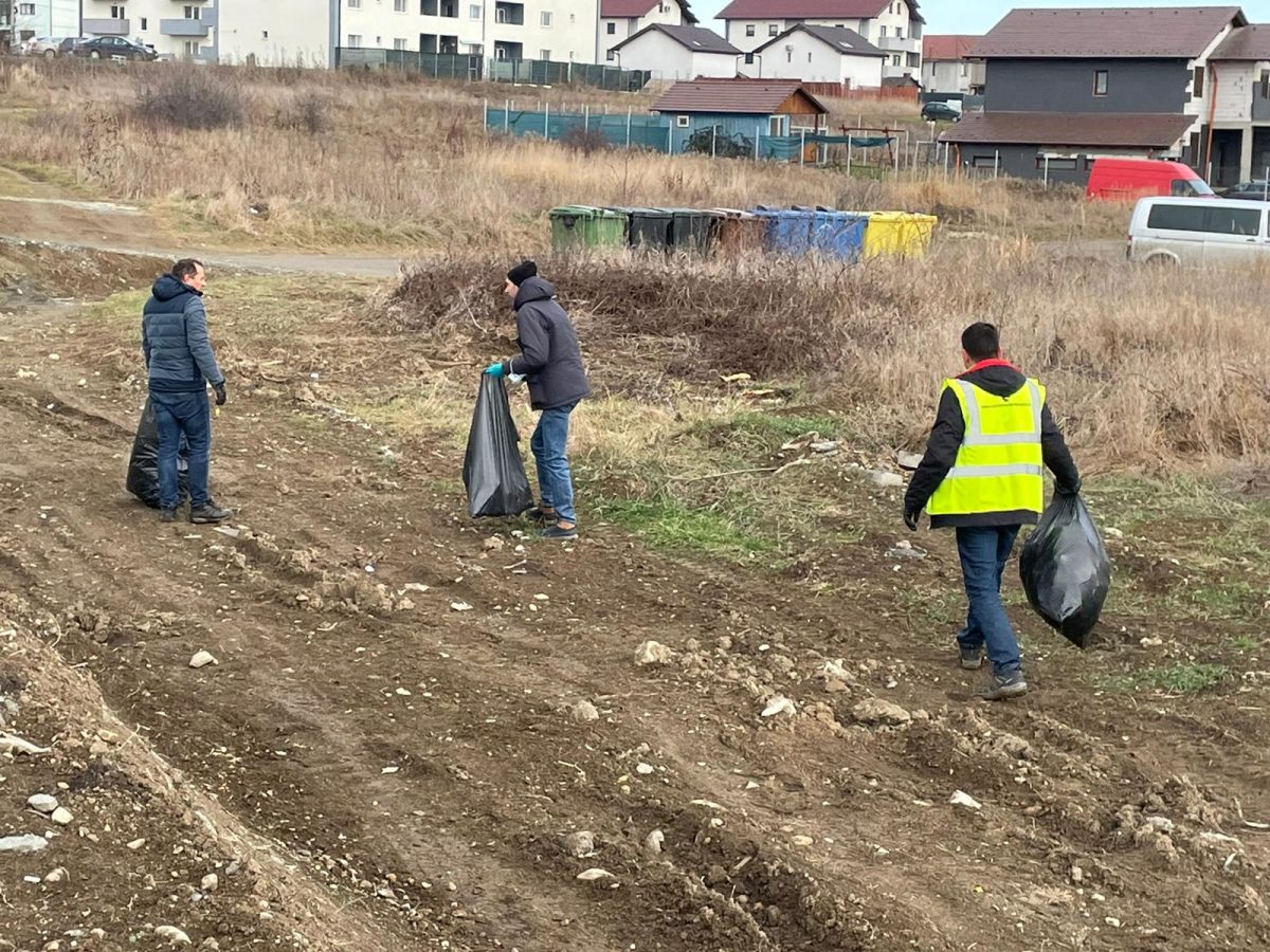 acțiune de ecologizare în cartierul arhitecților - oamenii se mobilizează să strângă gunoaiele