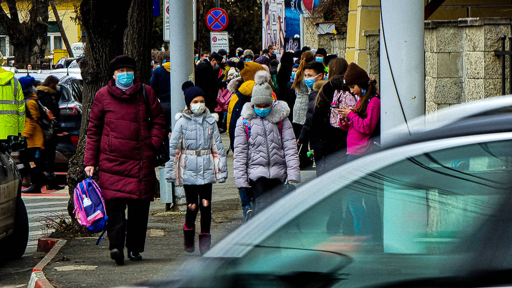 studiu îngrijorător - elevii români au rămas în urmă cu materia în anii de pandemie