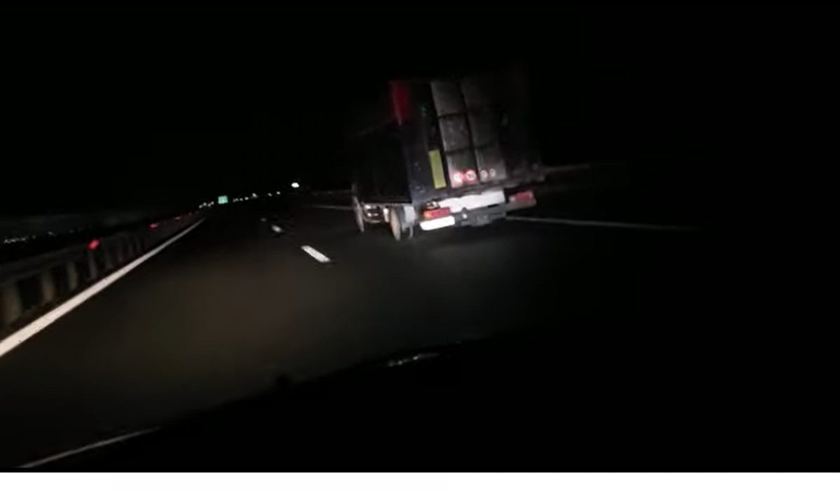 VIDEO - Camion din Sibiu surprins când mergea cu luminile stinse pe autostrada A7