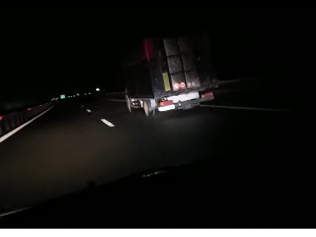 video - camion din sibiu surprins când mergea cu luminile stinse pe autostrada a7