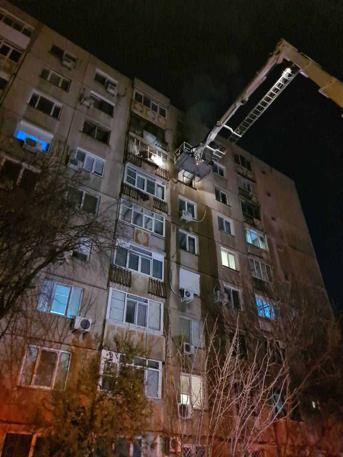 foto - un incendiu a izbucnit într-un bloc din bucurești - 20 de persoane au fost evacuate