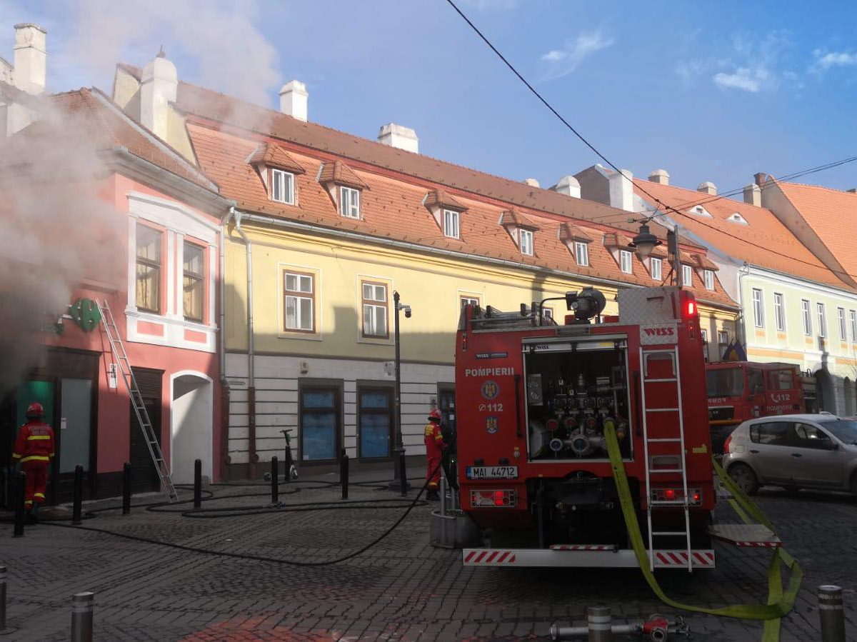 foto: panică în centrul sibiului - incendiu la carrefour pe avram iancu