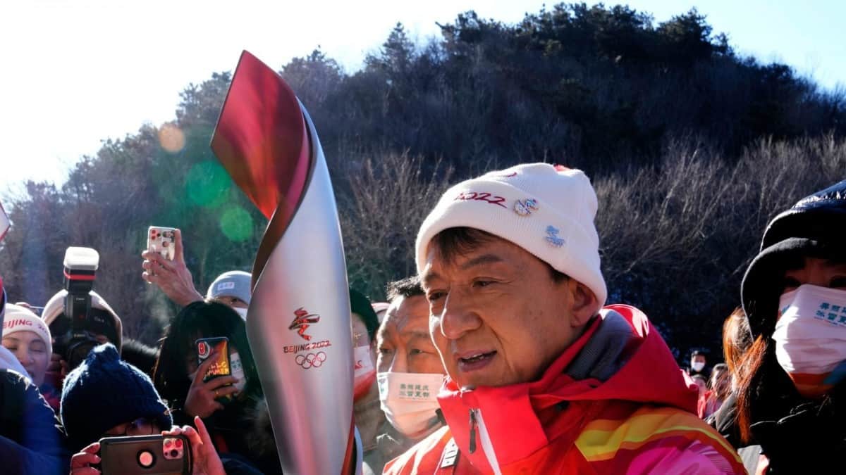 foto - jackie chan poartă torța olimpică pe marele zid chinezesc
