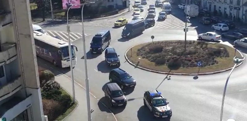 video - mașini ale nato surprinse în traficul de la sibiu - nimeni nu suflă o vorbă despre ele