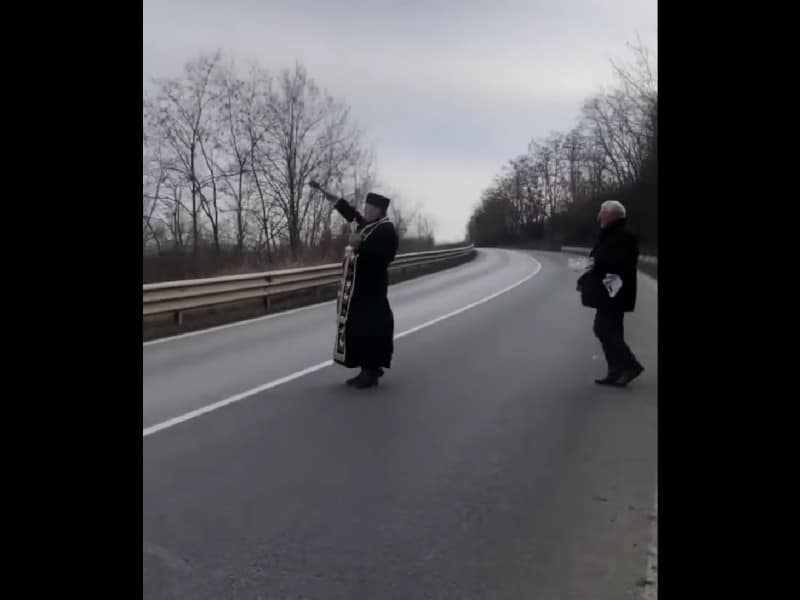 video - un preot sfintește o curbă din buzău - au loc accidente frecvente