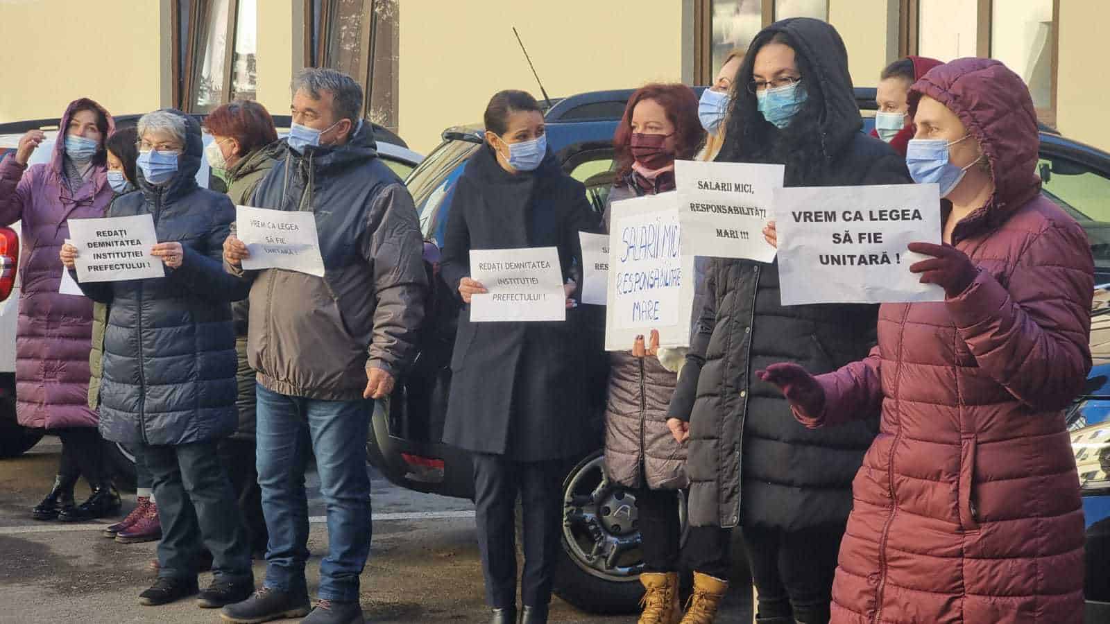 VIDEO FOTO Grevă de avertisment la Prefectura Sibiu – ”Dorim modificarea legii salarizării”