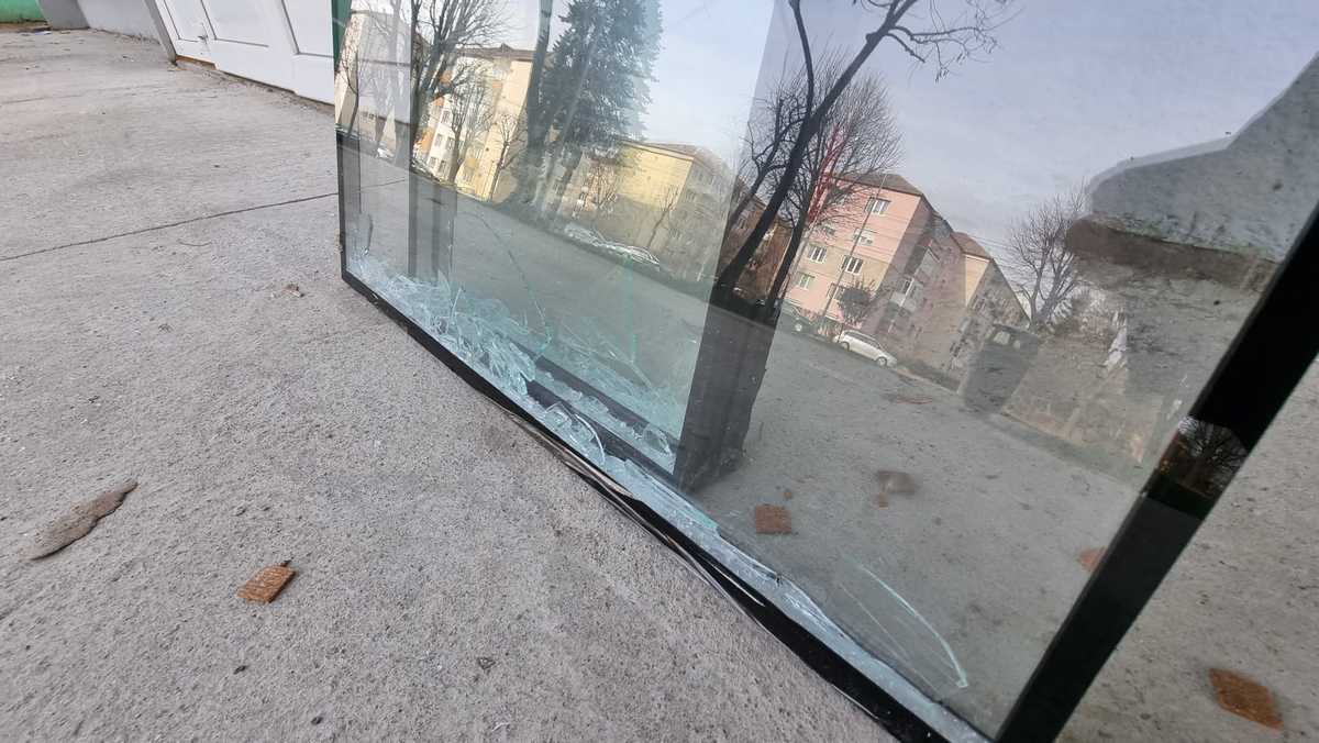 foto: sediul pnl sibiu, vandalizat de un om al străzii