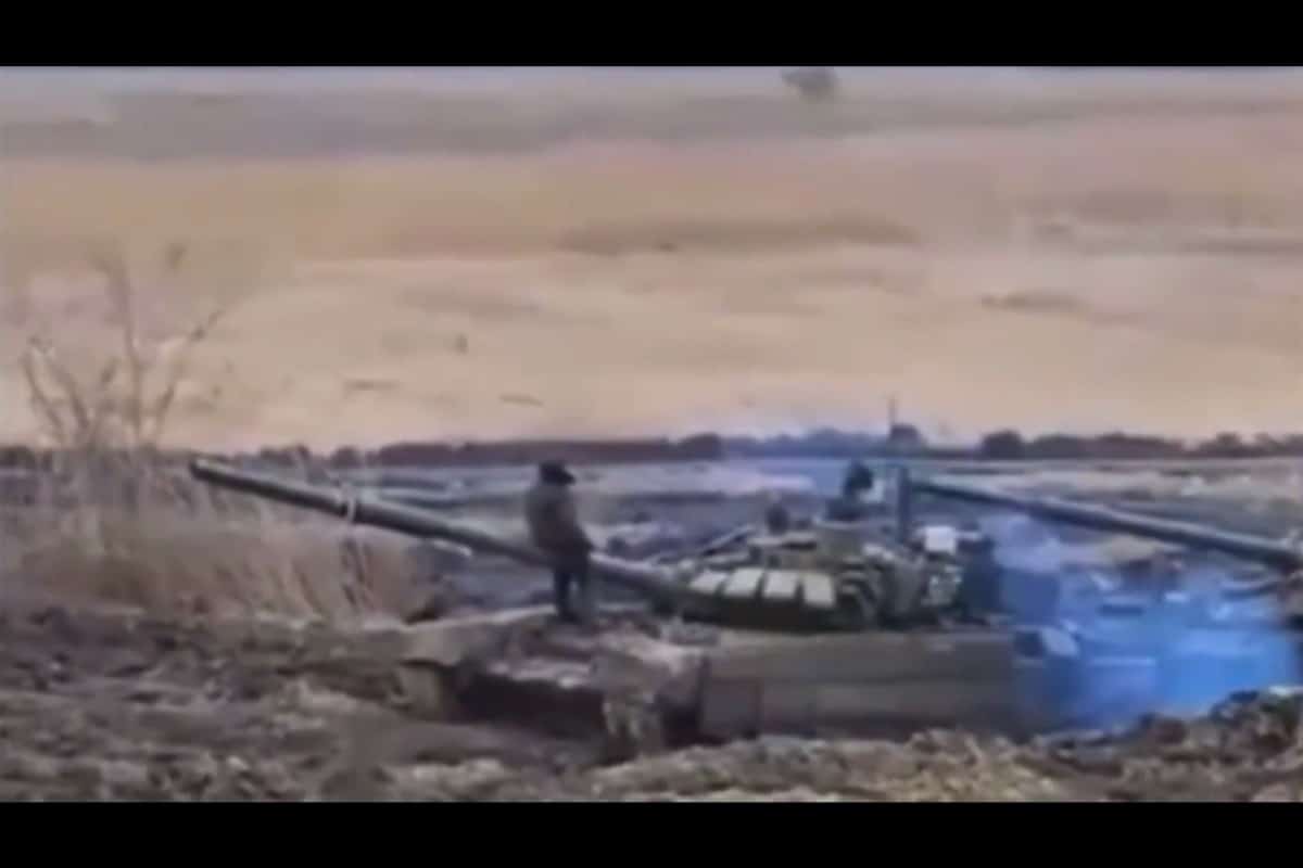 video: câteva tancuri rusești au rămas împotmolite în noroi în apropierea graniței cu ucraina