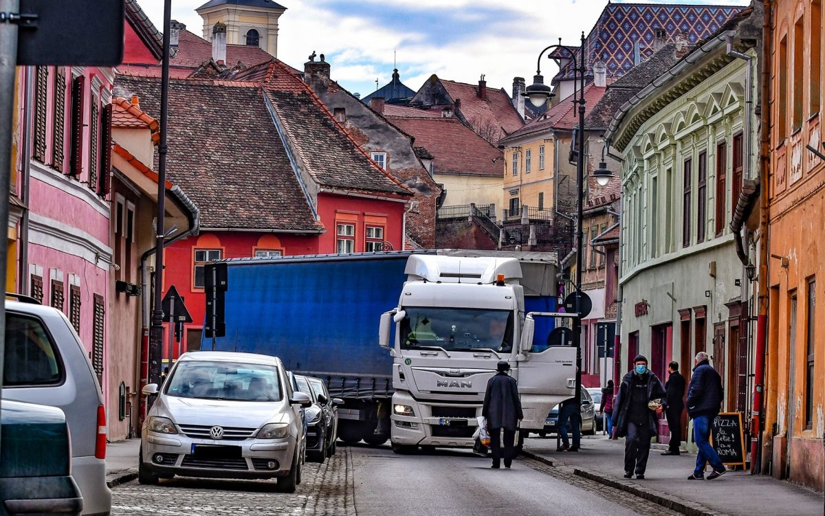 un tir a blocat o intersecție din orașul de jos la sibiu