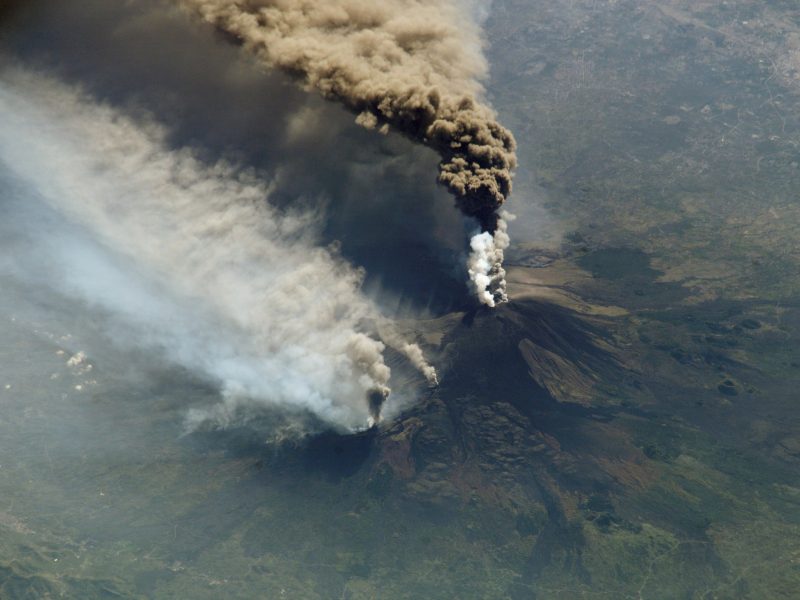 un aeroport din italia a fost închis - vulcanul etna emană fum și cenușă