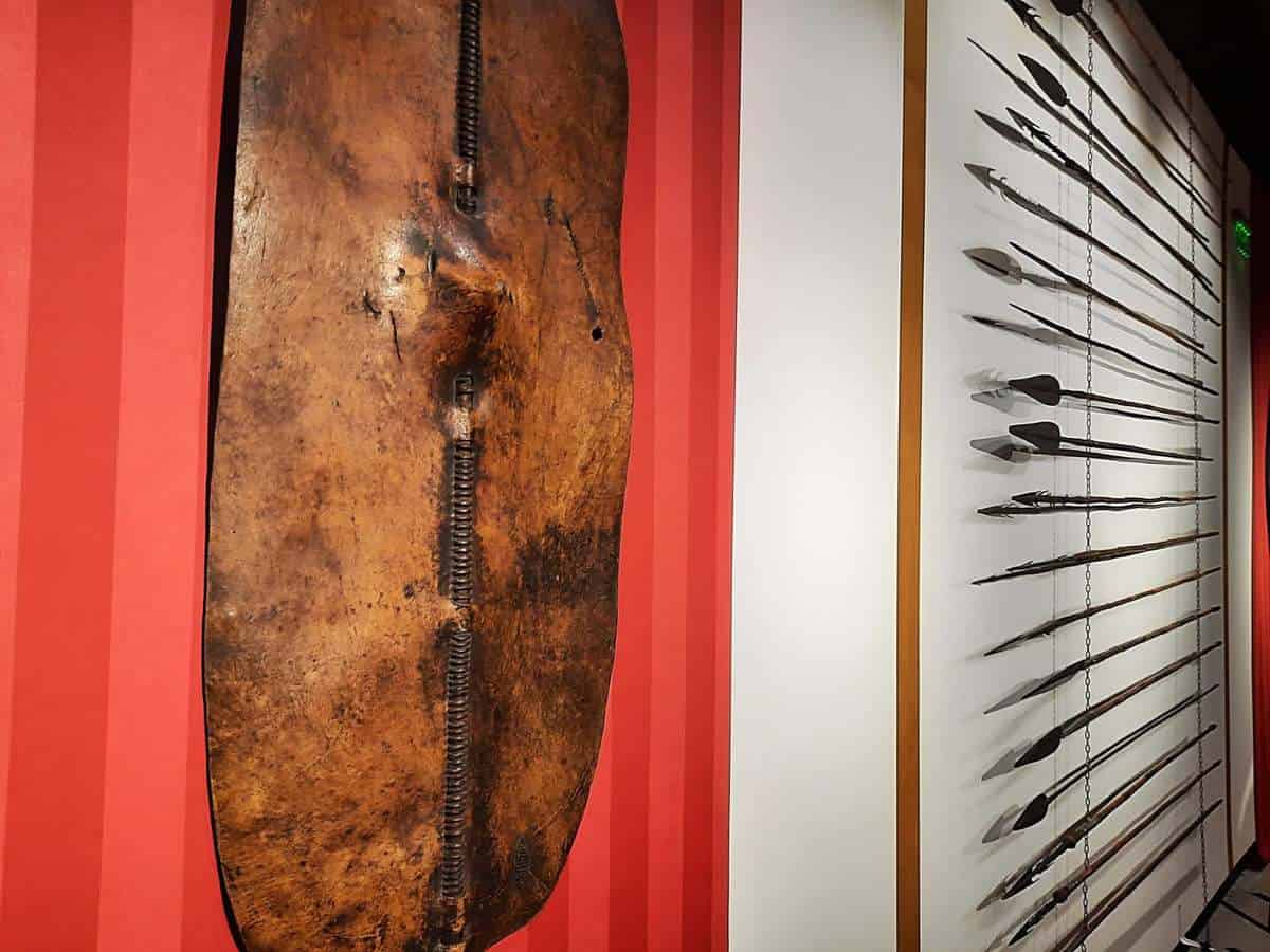 foto expoziţie inedită la muzeul astra - podoabe tradiţionale din africa confecţionate din șerpi și piele de hipopotam