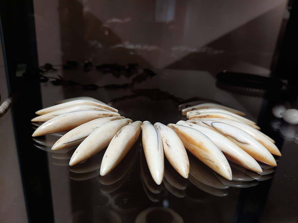 foto expoziţie inedită la muzeul astra - podoabe tradiţionale din africa confecţionate din șerpi și piele de hipopotam
