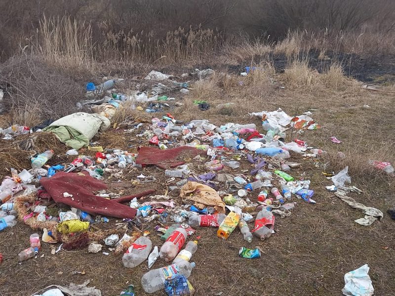 o femeie din avrig a fost amendată cu 2.500 de lei după ce a aruncat gunoiul într-un loc nepermis