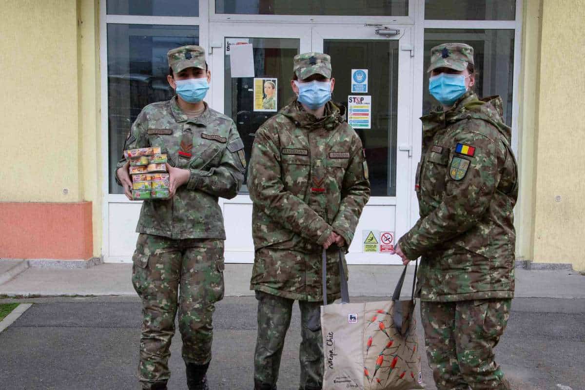 foto militarii sibieni au făcut donaţii pentru refugiaţii din ucraina